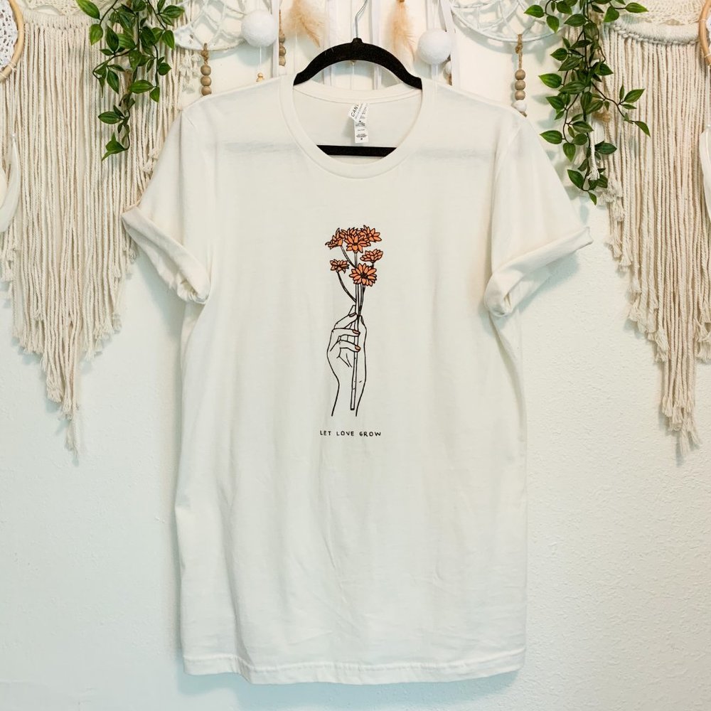 LET LOVE GROW Graphic T-Shirt - Picture 3 of 3